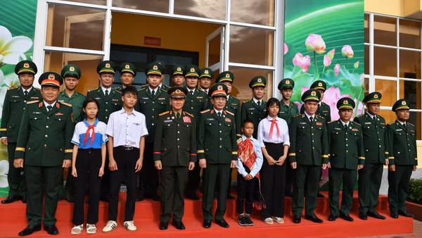 Đại tướng Phan Văn Giang và Đại tướng Khamliang Outhakaysone, các đại biểu, các em học sinh cùng cán bộ, chiến sĩ Đồn Biên phòng Cửa khẩu Thanh Thủy chụp ảnh lưu niệm.