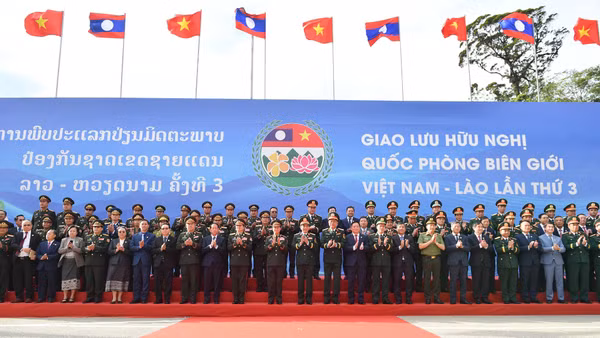 Đại tướng Phan Văn Giang và Đại tướng Khamliang Outhakaysone cùng các đại biểu 2 đoàn tại Cửa khẩu Thanh Thủy. 