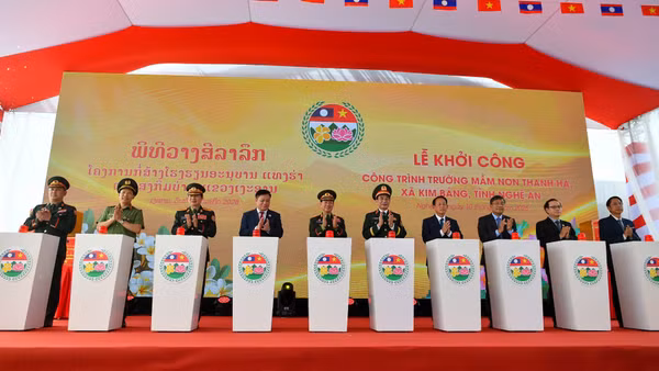 Hai Phó Thủ tướng, Bộ trưởng Quốc phòng và các đại biểu thực hiện nghi thức bấm nút khởi công công trình. 