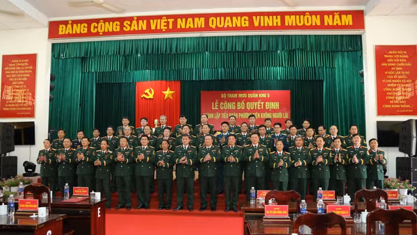 Các đại biểu tại buổi lễ.