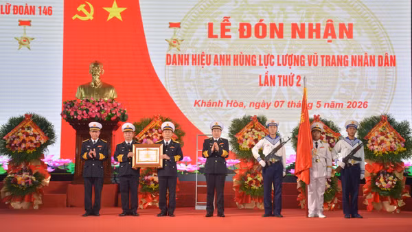 Thừa ủy quyền của Chủ tịch nước, Phó Đô đốc Trần Thanh Nghiêm trao danh hiệu Anh hùng lực lượng vũ trang nhân dân tặng Lữ đoàn 146.