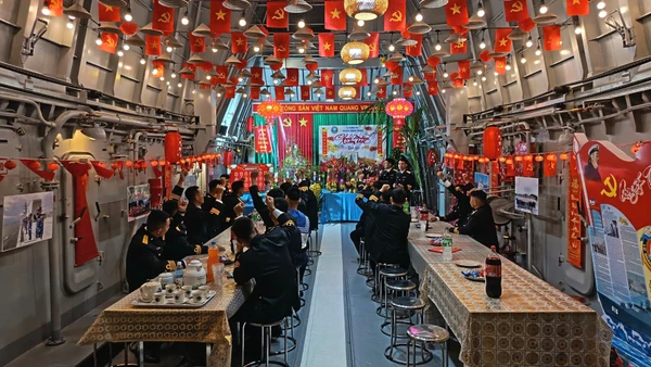 Cán bộ, chiến sĩ lữ đoàn 162 đón giao thừa trong không khí ấm áp, nghĩa tình.