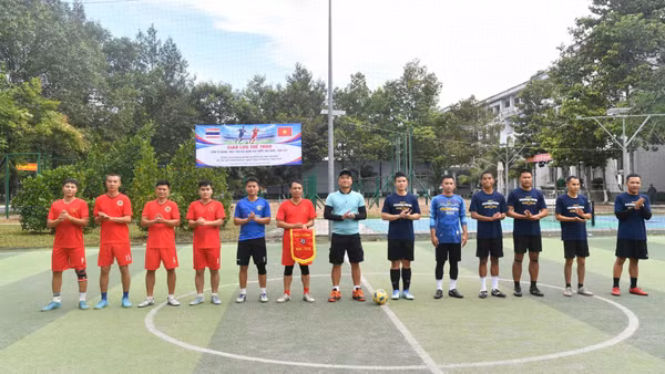 Cán bộ, chiến sĩ hai đội chụp ảnh lưu niệm trước giờ bóng lăn.