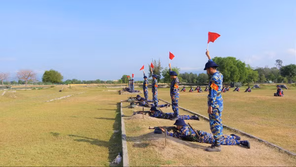 Thực hành bắn bài 1 súng tiểu liên AK.