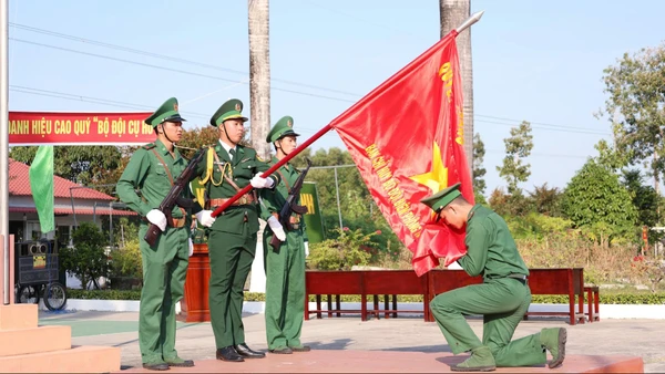 Đại diện quân nhân hoàn thành nghĩa vụ quân sự của Bộ đội Biên phòng An Giang hứa hẹn, thực hiện nghi thức hôn Quân kỳ Quyết thắng trước khi xuất ngũ.