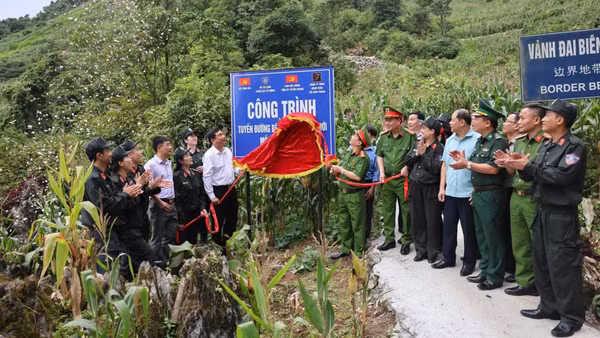 Đại tá Đỗ Tiến Thùy, Phó Tư lệnh Cảnh sát cơ động cùng các đại biểu cắt băng khánh thành công trình "Con đường Đoàn kết", góp phần cải thiện điều kiện đi lại, phát triển kinh tế-xã hội và tăng cường khối đại đoàn kết tại khu vực biên giới xã Tùng Vài, tỉnh Tuyên Quang.