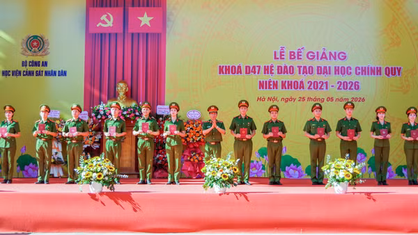 Trung tướng, Giáo sư, Tiến sĩ Trần Minh Hưởng, Giám đốc Học viện Cảnh sát nhân dân, trao bằng tốt nghiệp cho các tân cử nhân khóa D47.