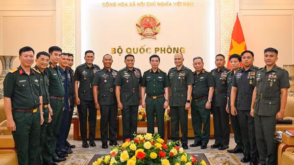 Đại tướng Phan Văn Giang và Đại tướng Romeo Saturnino Brawner Junior cùng đoàn công tác tại buổi tiếp.