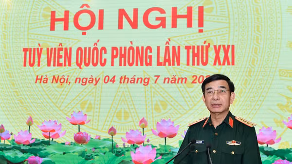 Đại tướng Phan Văn Giang, Ủy viên Bộ Chính trị, Phó Bí thư Quân ủy Trung ương, Phó Thủ tướng Chính phủ, Bộ trưởng Quốc phòng phát biểu tại hội nghị.