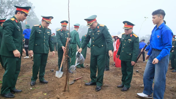 Lãnh đạo Tổng cục Hậu cần-Kỹ thuật cùng cán bộ, chiến sĩ và đoàn viên thanh niên trồng cây sau lễ phát động.