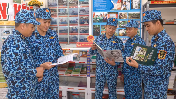 Thủy thủ tàu ngầm tích cực nghiên cứu, học tập và làm theo Bác.