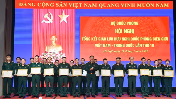 Thượng tướng Nguyễn Trường Thắng trao Bằng khen của Bộ trưởng Quốc phòng tặng đại diện các cá nhân đạt thành tích xuất sắc trong giao lưu. 