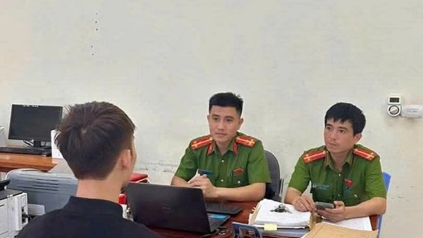 Nam thanh niên được giải cứu khi bị "bắt cóc online". (Ảnh Bộ Công an)