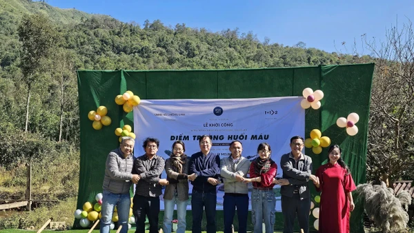 Các đồng chí lãnh đạo xã Chiềng Sinh cùng nhà tài trợ khởi công xây dựng điểm trường Huổi Máu cho học sinh con em đồng bào các dân tộc thiểu số tại địa bàn.