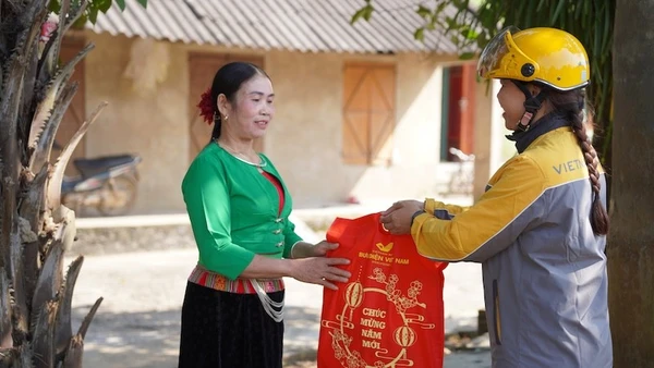 Chuyển phát hàng hóa đến tay người dân.