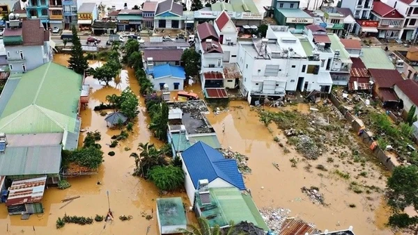 Nhiều hộ dân tại các địa phương chịu ảnh hưởng mưa lũ đang bị cô lập, thiếu thốn hàng hóa thiết yếu. Ảnh minh họa