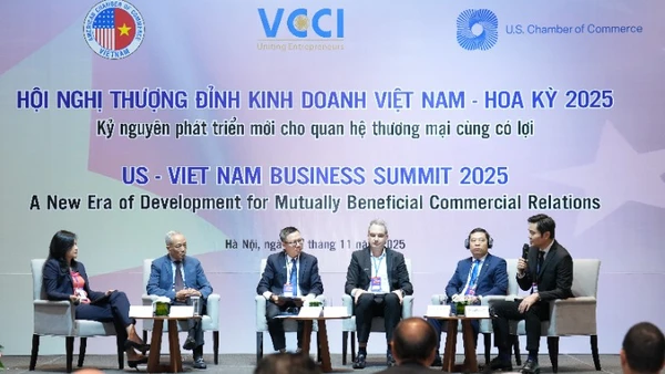 Ông Bryan Ty (bìa phải) tham gia tọa đàm tại Hội nghị Thượng đỉnh Kinh doanh Việt Nam-Hoa Kỳ ngày 12/11/2025.