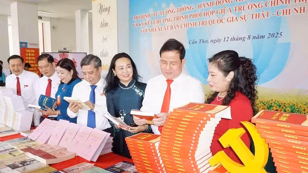 Các ấn phẩm của Nhà xuất bản Chính trị quốc gia Sự thật trưng bày tại một sự kiện ở Cần Thơ.