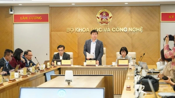 Thứ trưởng Bùi Hoàng Phương chủ trì buổi họp báo.