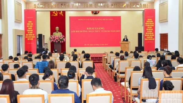 Quang cảnh buổi khai giảng. (Ảnh: PHẠM CƯỜNG)