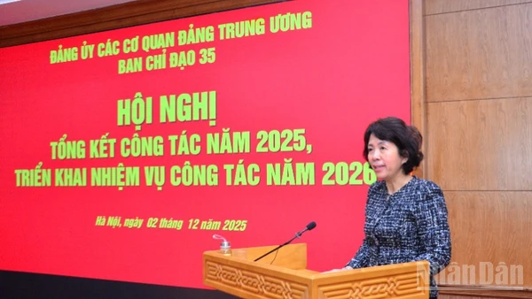 Đồng chí Nguyễn Thị Hoàng Vân, Phó Bí thư Đảng ủy, Trưởng ban Chỉ đạo 35 Đảng ủy các cơ quan Đảng Trung ương phát biểu tại hội nghị. (Ảnh: PHẠM CƯỜNG)