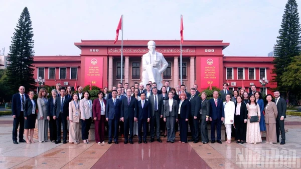 Các đại biểu chụp ảnh lưu niệm. (Ảnh: PHẠM CƯỜNG)