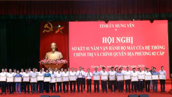 Lãnh đạo tỉnh Hưng Yên trao bằng khen cho các tập thể có thành tích xuất sắc trong triển khai thực hiện sắp xếp, vận hành bộ máy của hệ thống chính trị và chính quyền địa phương 2 cấp. 