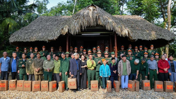 Đoàn công tác đã trao quà tặng Hội Cựu chiến binh xã Định Hóa và trao quà tặng 80 gia đình chính sách, gia đình có công trong công tác bảo vệ, chăm sóc các khu di tích lịch sử.