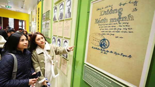 Đoàn đến thăm Di tích Lớp huấn luyện chính trị thanh niên Việt Nam, tại Trụ sở Hội Việt Nam Cách mạng Thanh niên, tọa lạc tại số nhà 248 và 250 đường Văn Minh, quận Việt Tú, Quảng Châu, Trung Quốc.