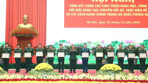 Thượng tướng Lê Huy Vịnh trao Bằng khen của Bộ trưởng Quốc phòng tặng 12 tập thể.