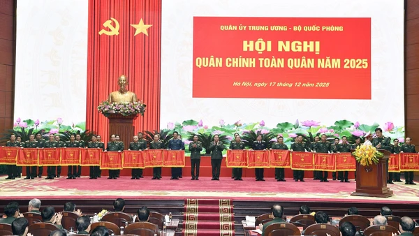 Lãnh đạo Bộ Quốc phòng trao Cờ thi đua tặng các đơn vị.