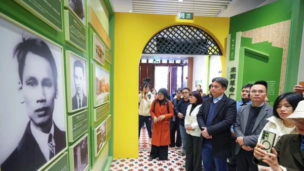 Thăm Di tích Lớp huấn luyện chính trị thanh niên Việt Nam tại Trụ sở Hội Việt Nam Cách mạng Thanh niên.