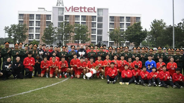 Đại tướng Phan Văn Giang, Ủy viên Bộ Chính trị, Phó Bí thư Quân ủy Trung ương, Bộ trưởng Quốc phòng cùng các Thủ trưởng Bộ Quốc phòng chụp ảnh với các thành viên Câu lạc bộ bóng đá Thể Công-Viettel. 