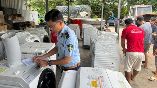 Lực lượng Quản lý thị trường đang kiểm kê, niêm phong hàng hóa vi phạm.