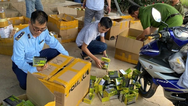 Lực lượng Quản lý thị trường tỉnh Tây Ninh kiểm tra hàng hóa một hộ kinh doanh trên nền tảng thương mại điện tử có dấu hiệu vi phạm.