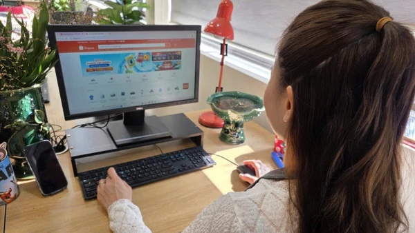 Người tiêu dùng đang dần thay đổi thói quen mua sắm từ trực tiếp sang trực tuyến thông qua các nền tảng thương mại điện tử.