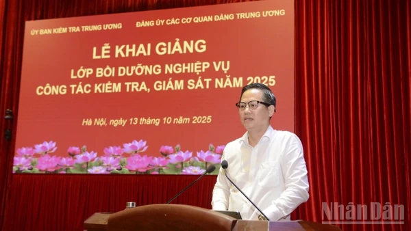 Trao Giải Cuộc Thi Và Triển Lãm Ảnh Nghệ Thuật Cấp Quốc Gia “Tổ Quốc Bên Bờ Sóng” Lần Thứ Iii Đồng Chí Đoàn Anh Dũng, Phó Chủ Nhiệm Uỷ Ban Kiểm Tra Trung Ương Phát Biểu Tại Lễ Khai Giảng.