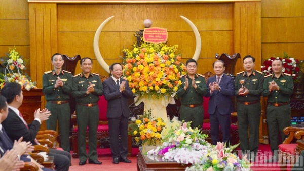 Đồng chí Đại tướng Trịnh Văn Quyết, Bí thư Trung ương Đảng, Trưởng Ban Tuyên giáo và Dân vận Trung ương tặng hoa chúc mừng đội ngũ cán bộ, giảng viên Học viện Chính trị. (Ảnh: PHẠM CƯỜNG)