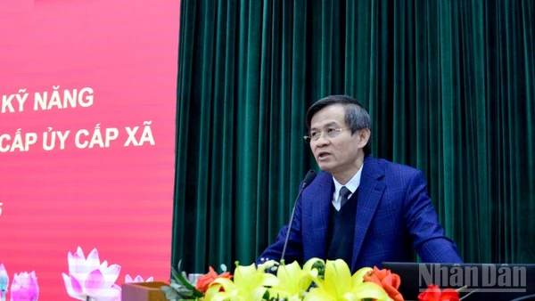 Đồng chí Đoàn Minh Huấn, Ủy viên Trung ương Đảng, Phó Giám đốc Thường trực Học viện Chính trị quốc gia Hồ Chí Minh phát biểu bế giảng lớp bồi dưỡng. (Ảnh: PHẠM CƯỜNG)