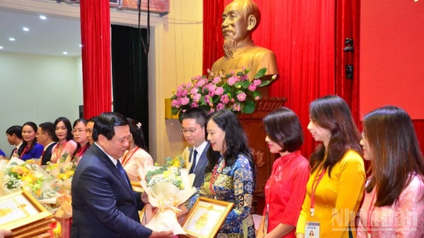 Đồng chí Nguyễn Xuân Thắng trao Bằng khen và quyết định công nhận cho cá nhân đạt Danh hiệu “Giảng viên xuất sắc” cấp Học viện lần thứ VI. (Ảnh: PHẠM CƯỜNG)