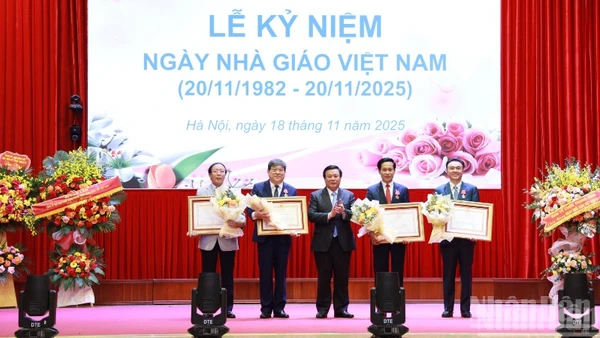 Đồng chí Nguyễn Xuân Thắng, Ủy viên Bộ Chính trị, Giám đốc Học viện Chính trị quốc gia Hồ Chí Minh, Chủ tịch Hội đồng Lý luận Trung ương trao Huân chương Lao động hạng Nhì, hạng Ba của Chủ tịch nước tặng các cá nhân của Học viện Chính trị quốc gia Hồ Chí Minh. (Ảnh: PHẠM CƯỜNG)