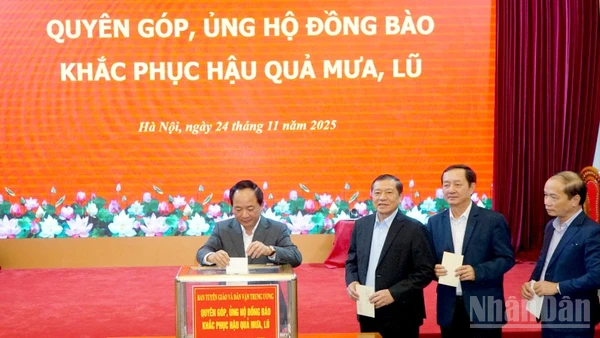 Đồng chí Trịnh Văn Quyết, Bí thư Trung ương Đảng, Trưởng ban Tuyên giáo và Dân vận Trung ương quyên góp, ủng hộ đồng bào khắc phục hậu quả mưa, lũ. (Ảnh: PHẠM CƯỜNG)