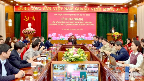 Quang cảnh Lễ khai giảng Lớp bồi dưỡng, cập nhật kiến thức, kỹ năng về công tác xây dựng Đảng đối với cấp ủy cấp xã. (Ảnh: PHẠM CƯỜNG)
