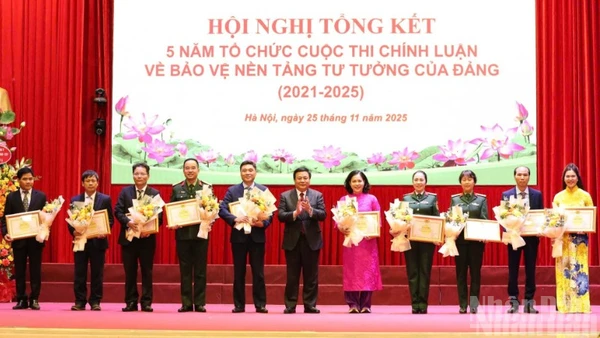 Đồng chí Nguyễn Xuân Thắng, Ủy viên Bộ Chính trị, Giám đốc Học viện Chính trị quốc gia Hồ Chí Minh, Chủ tịch Hội đồng Lý luận Trung ương, Phó Trưởng ban Chỉ đạo 35 Trung ương, Trưởng Ban Chỉ đạo cuộc thi trao Bằng khen tặng các tập thể có nhiều thành tích xuất sắc trong tổ chức Cuộc thi chính luận về bảo vệ nền tảng tư tưởng của Đảng. (Ảnh: PHẠM CƯỜNG)