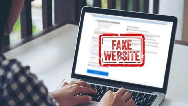 Cần “chậm lại và kiểm chứng” trước khi bấm vào liên kết lạ. (Ảnh minh họa)