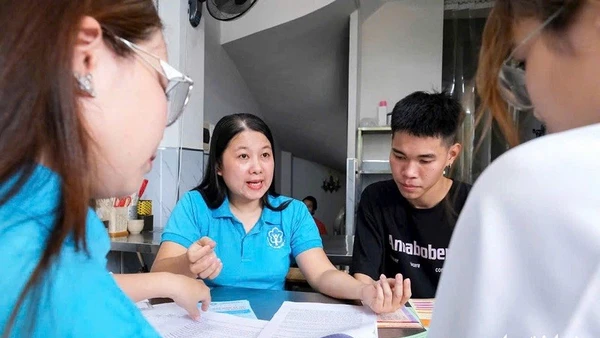 Cán bộ bảo hiểm xã hội tư vấn chính sách bảo hiểm xã hội cho người dân. (Ảnh Tuổi trẻ online)