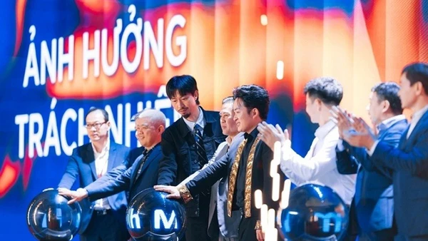 Người có sức ảnh hưởng trên không gian mạng tại lễ ra mắt Liên minh "Niềm tin số". (Ảnh VNEXPRESS)