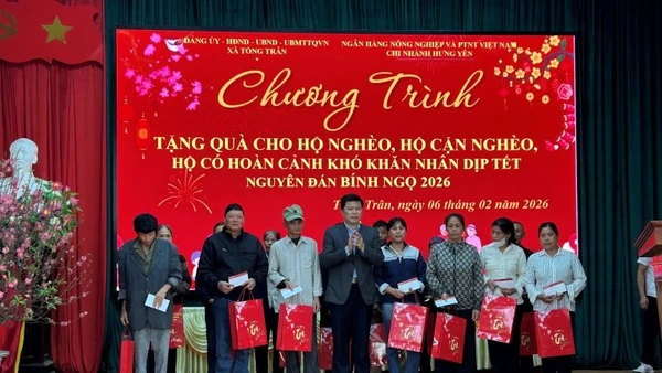 Lãnh đạo tỉnh Hưng Yên trao tặng quà Tết cho hộ nghèo, hộ cận nghèo, hộ có hoàn cảnh khó khăn ở xã Tống Trân tỉnh Hưng Yên.
