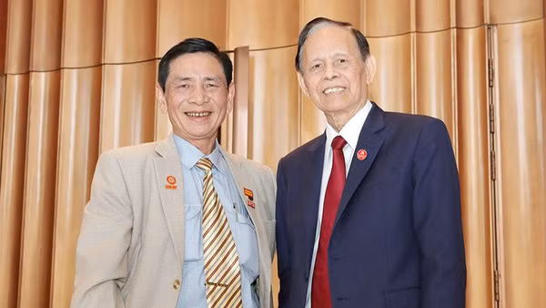 Nhà báo Trần Danh Lân (trái) và nhà báo Hồng Vinh, nguyên Tổng Biên tập Báo Nhân Dân.