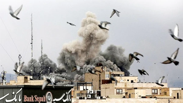 Khói bốc lên sau cuộc tấn công của Mỹ và Israel tại Tehran (Iran) ngày 2/3. Ảnh | Reuters